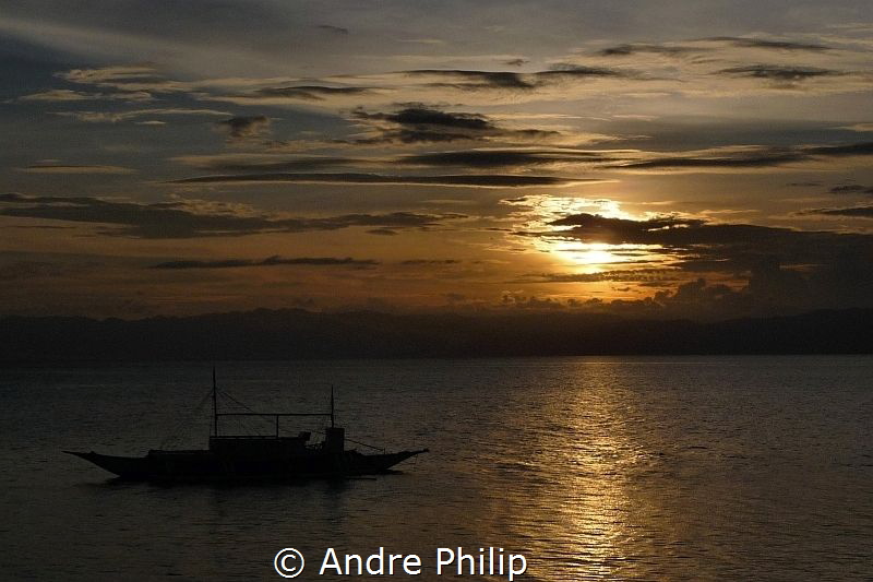 Sundown on the end of an amazing diving day in moalboal by Andre Philip 