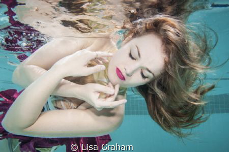 Underwater fashion portrait with model Shannon Alce in th... by Lisa Graham 