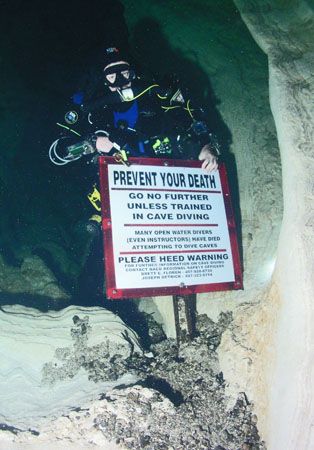 Cave Diver. Camera olympus c-5050, Ikelite Housing, Ds-12... by Ray Eccleston 