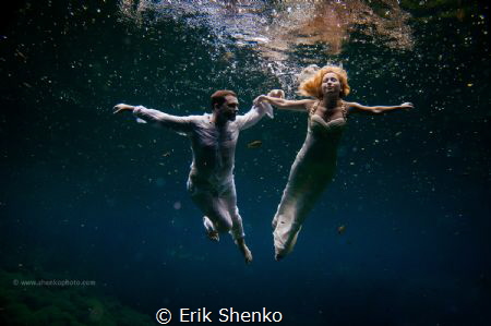 Cenote Trash the dress. Flying bride and groom in mexican... by Erik Shenko 