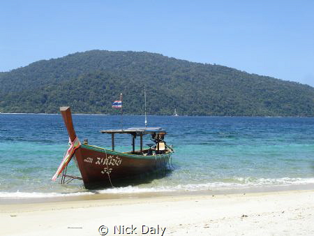 Our dive boat in Ko Lipe, Thailanda by Nick Daly 