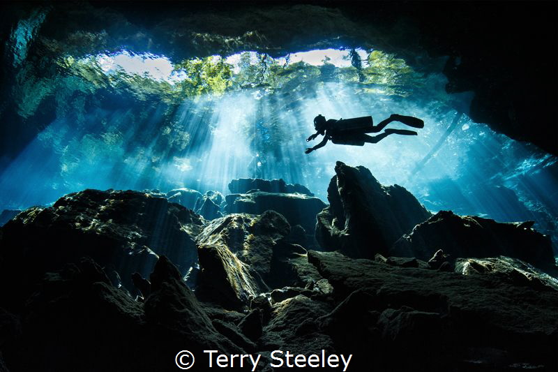 Diver explores the cavern mouth at Kulkulkan cenote
— Su... by Terry Steeley 