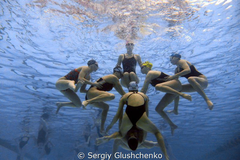 Teamwork in synchronized swimming. by Sergiy Glushchenko 