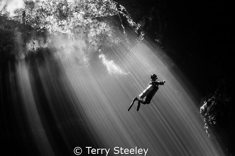 Into the darkness
— Subal underwater housing, Zen DP230,... by Terry Steeley 