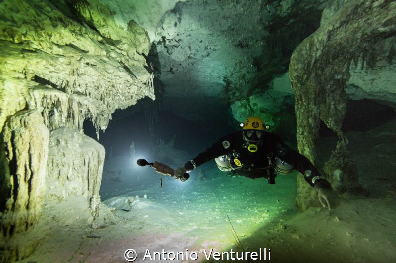 a shot taken during cave diving in Xunaan -ha ,Chemuyil, ... by Antonio Venturelli 