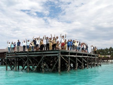 A Grand Farewell from the staff at Sipadan Water Village by Alex Lim 