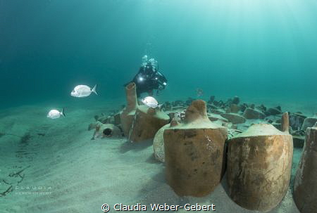 antique amphores - a new divesite was created in the bay ... by Claudia Weber-Gebert 