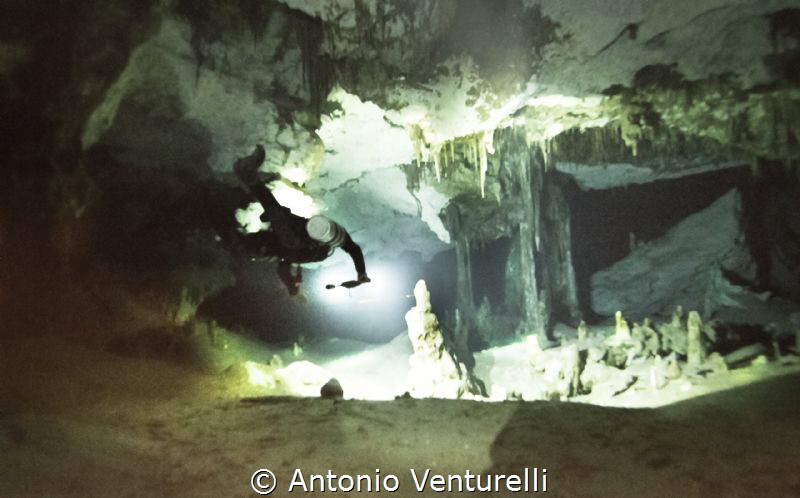 Xunaan-Ha cave diving by Antonio Venturelli 