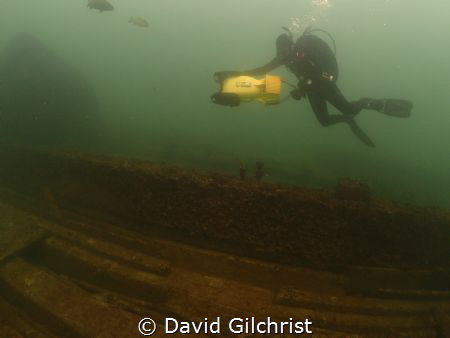 Diver exploring the wreck of the wooden Steamer 'Raleigh'... by David Gilchrist 