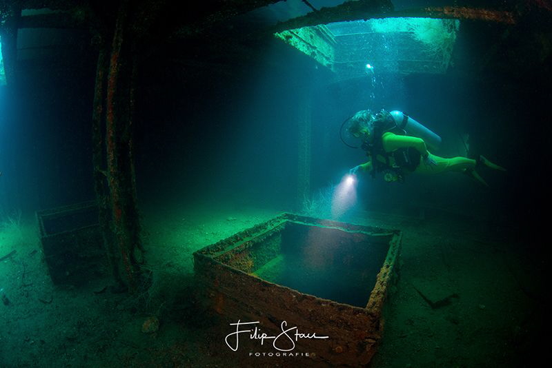 Exploring the inside of the wreck Fang Ming, La Paz, Mexi... by Filip Staes 