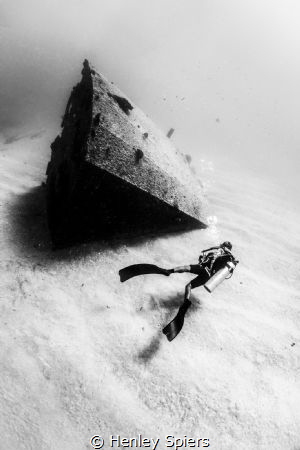 Diver on El Vencedor Shipwreck by Henley Spiers 