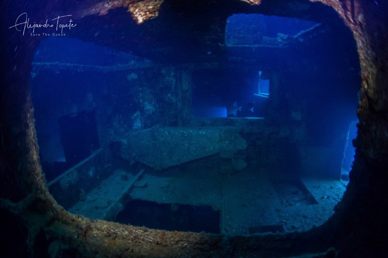 Wreck C57, Isla Espiritu Santo, México by Alejandro Topete 