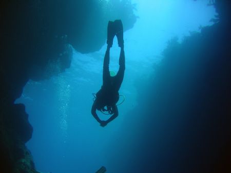 Diver silhouette, spooky channel, Roatan, Honduras. Taken... by Katie Dann 