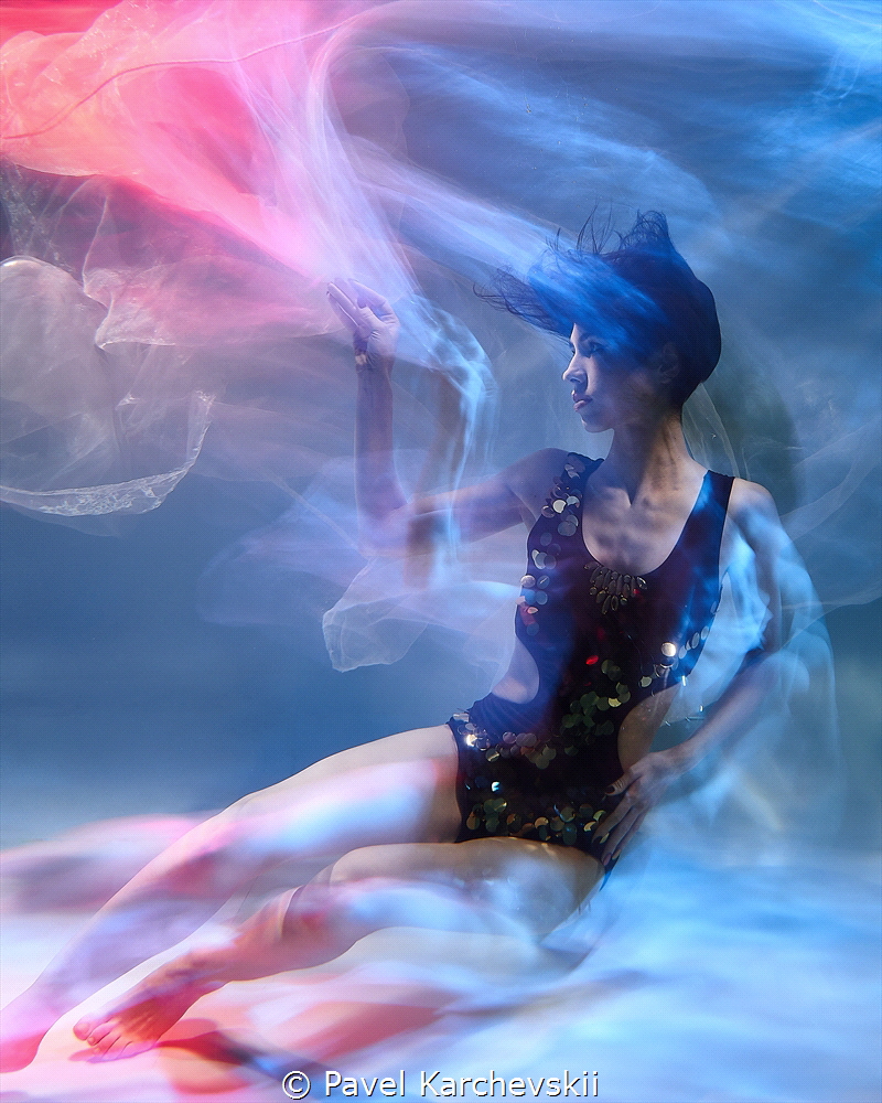 Underwater fashion shooting like Roversi by Pavel Karchevskii 
