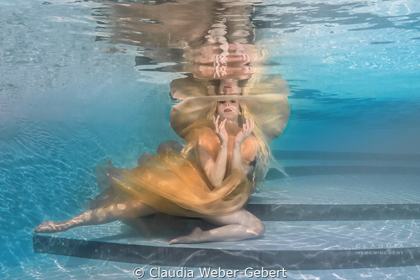 "You can leave your hat on "
Underwater model shooting w... by Claudia Weber-Gebert 
