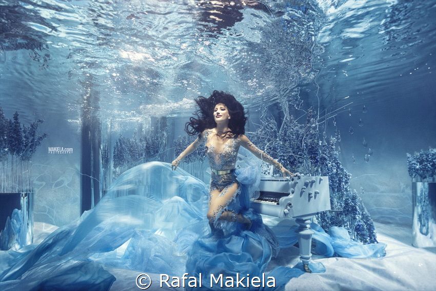 Underwater shoot with real piano :) Session for Polish po... by Rafal Makiela 