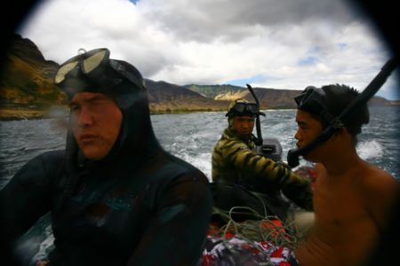 Freedive Waianae. We were on a homeade boat made of styro... by Mathew Cook 