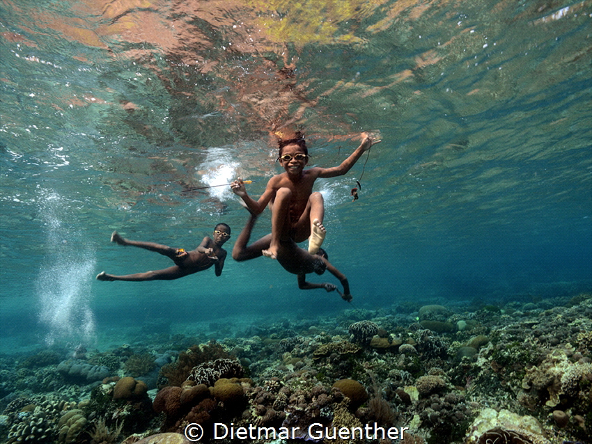 At the end of my dive in the Straits of Alor, these fun-l... by Dietmar Guenther 