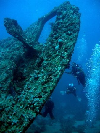 The famous Thistelgorm wreck and three fellow divers. Thi... by Steven Withofs 