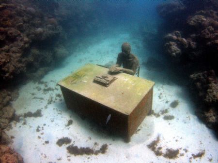 The Lost correspondent. Part of a underwater sculpture pa... by Jason Taylor 
