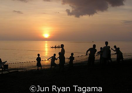 "Sunset Fishing", shoreline of Gasan, Marinduque, Philipp... by Jun Ryan Tagama 