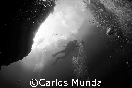 Chris Mitchell at Blue Hole, Palau. Canon 350D by Carlos Munda 