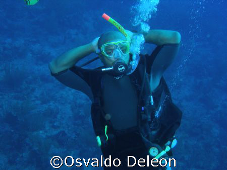 My Good friend Rodny, finishing his open water course and... by Osvaldo Deleon 
