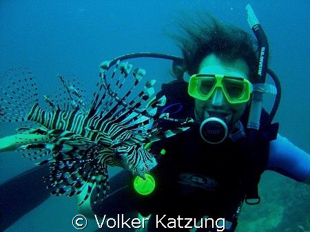 student looking at a lionfish by Volker Katzung 