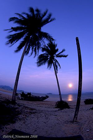 Moonrise over Koh Payam. Taken with Canon 400D+10-17mm Fi... by Patrick Neumann 