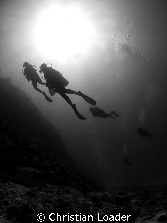 divers at Landaa Giraavaru by Christian Loader 