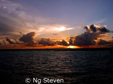 Setting Sun rays shines thru the clouds by Ng Steven 