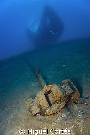 Anchor and wreck. by Miguel Cortés 