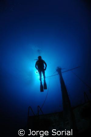 My friend Isidro posing above the shipwreck "Meridian" in... by Jorge Sorial 