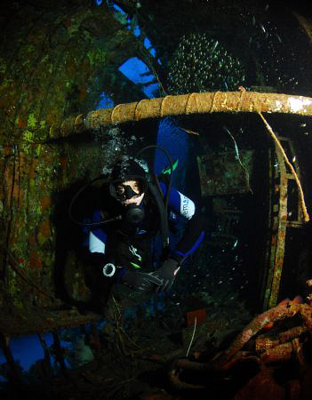Wreck in Egypt, Nikon D80, 10.5mm by Andy Kutsch 