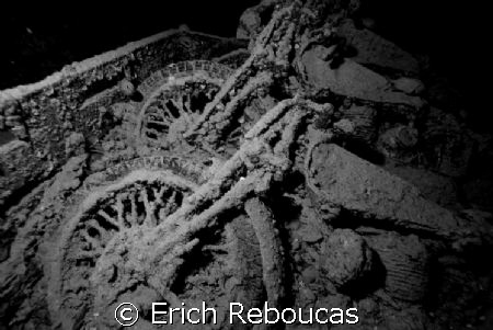 BIKES + BIKES!!!
Of course, on the SS THISLEGORM.
D80, ... by Erich Reboucas 