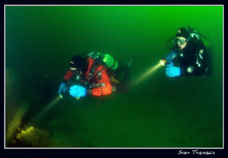 Pili and Philo exploring a wreck by Sven Tramaux 