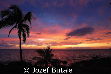 Sunset at Kihei,Maui,
Nikon D40,18-200 by Jozef Butala 