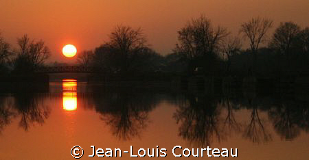 "Diving Sun"     ...at the end of a diving day. by Jean-Louis Courteau 
