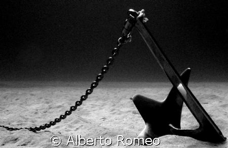 A BRUCE ANCHOR ON SAND BOTTOM WITH CHAIN.
Nikon Coolpix ... by Alberto Romeo 