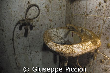 Dirty bathroom by Giuseppe Piccioli 