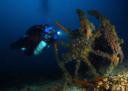 Diver at Misi, Borans Wreck by Andy Kutsch 