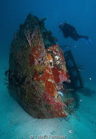 Small wreck at Ted´s Point, Utila. Canon EOS 350d, 10-22mm by Tobias Reitmayr 