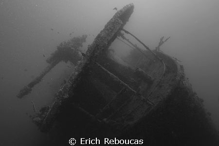 A Red Sea Classic.
Anti-aircraft gun on the stern of the... by Erich Reboucas 