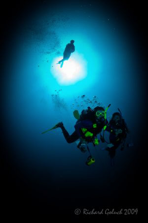 Divers descending-Roatan 2009 by Richard Goluch 
