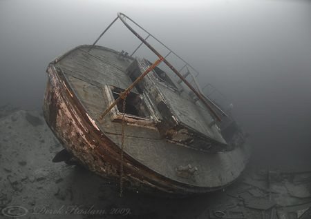 Podsnap stern. Capernwray. D200, 10.5mm. by Derek Haslam 