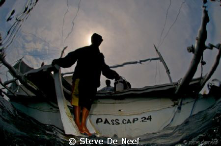 The boatman looking a bit spooky after the dive... by Steve De Neef 