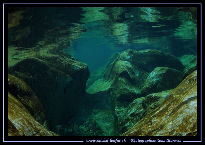 Scenary in the Verzasca Water... River diving... Que du b... by Michel Lonfat 