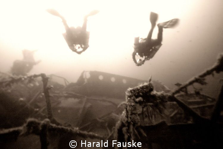 tech-divers behind the superstructure of ww2 wreck radbod... by Harald Fauske 