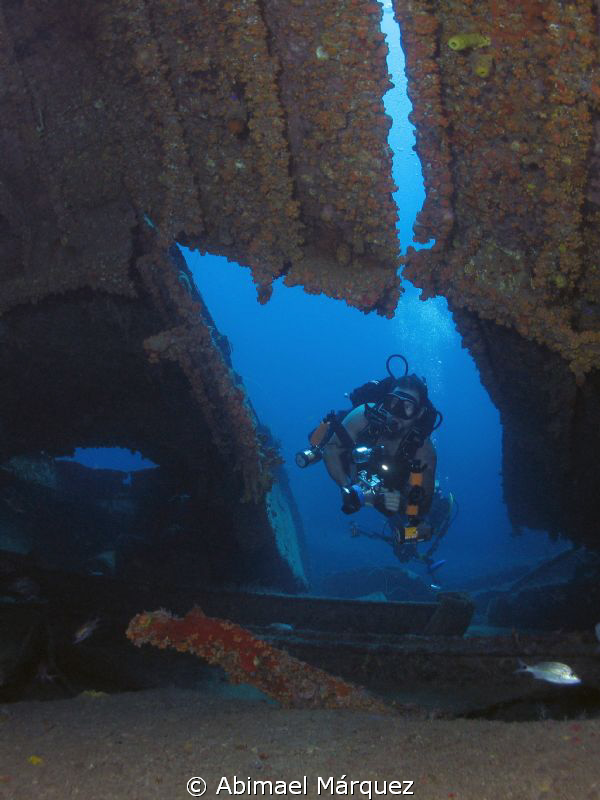 Juan ready to enter the wreck, Wit Shoal. by Abimael Márquez 