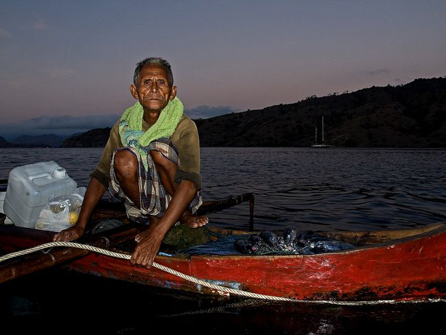 Sustainable fishing.
Fisherman in Komodo coming to our L... by Christian Nielsen 